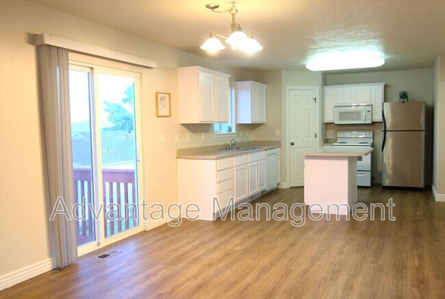 Building Photo - 4044 S Lake Vista Dr