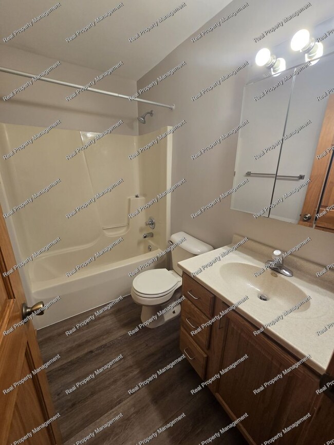 Building Photo - Spacious 2nd Floor 2 Bedroom Apartment