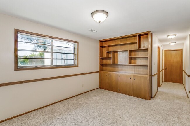 Building Photo - Spacious 3 bedroom 2 bath Duplex
