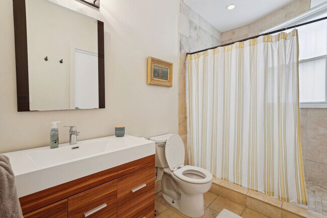 Building Photo - Beautiful 3br/4ba Columbia Heights Home wi...