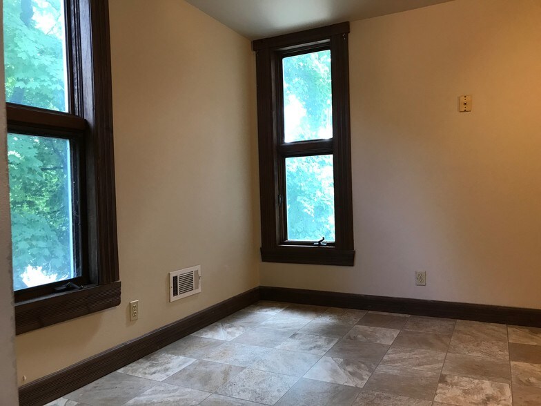 Breakfast area - 2597 N Murray Ave