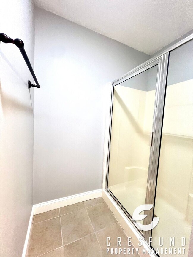 Building Photo - Lake View Luxury 2BR 2.5 Bath