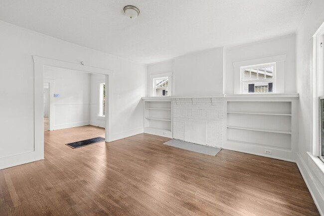 Building Photo - Charming 3 Bedroom, 2 Bathroom house