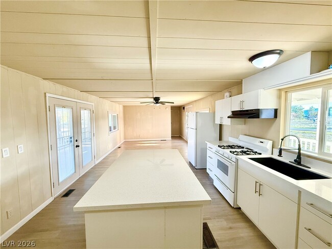 Building Photo - 1480 W Irons St