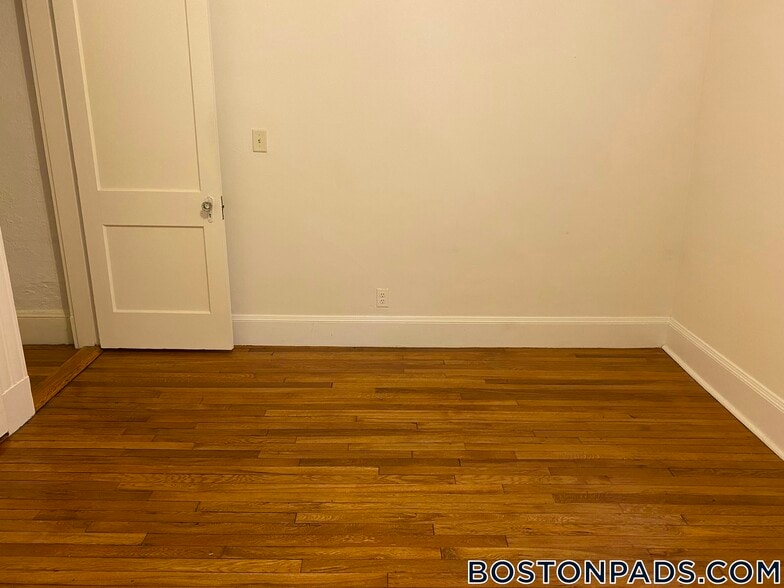 Building Photo - 16 Lakeville Rd