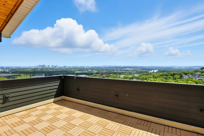 Building Photo - "Spacious 4-Bed, 4-Bath Gem in Nashville -...