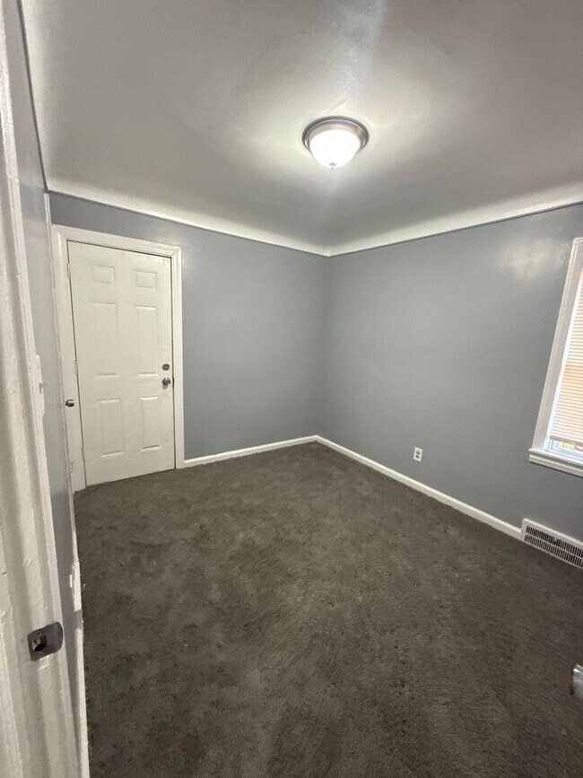 Building Photo - 3 Bedroom Home In Detroit