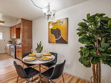 Building Photo - 2 Bed and 1 bath charming and move-in-ready home