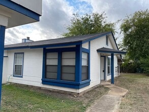 Building Photo - 2/1 Home Available for Immediate Move In!