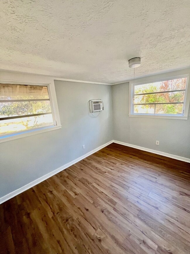 Building Photo - CUTE Zephyrhills 2BR/1BA w/Gorgeous Wood Finish Floors Throughout