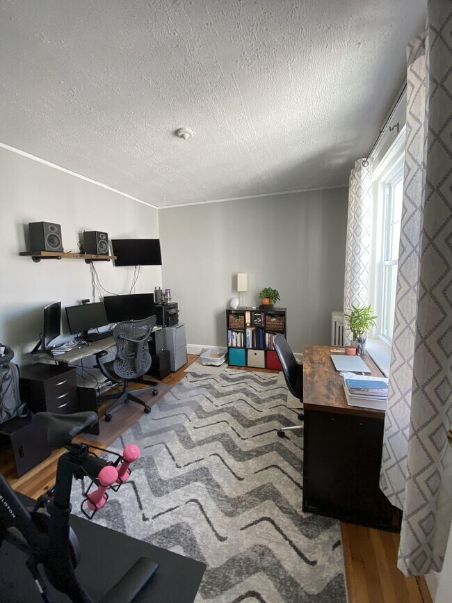 Building Photo - Charming 2-Bed, 1-Bath Available for June 1st - Heat/Hot Water Incl