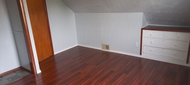 Building Photo - 4 BEDROOM HOME IN MILLCREEK