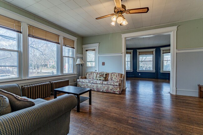Building Photo - 5 bedroom, 2 bath home, close to U of I, MTD lines, local shopping & dining!! - Available August ...