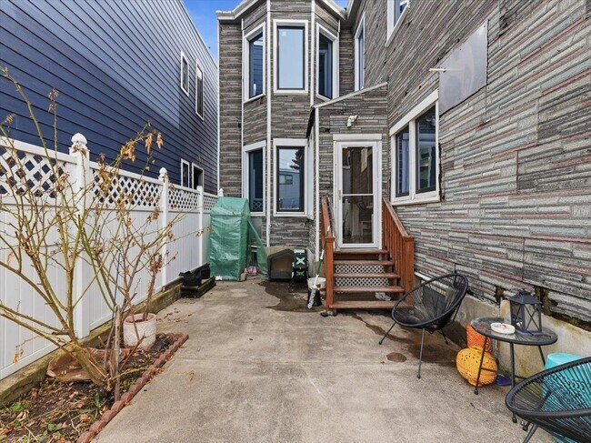 Building Photo - 207 19th St