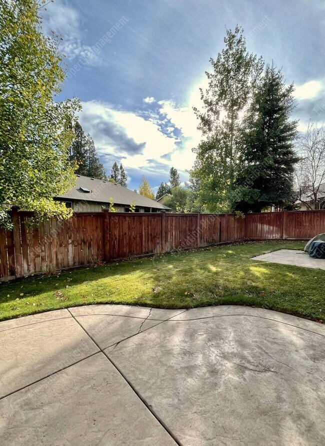 Building Photo - 3-BR mountain-style home in SE Bend