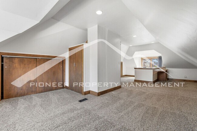 Building Photo - Beautiful Home with Fenced Yard and Washer/Dryer