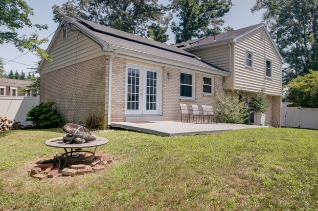 Building Photo - 9305 Pine View Ln