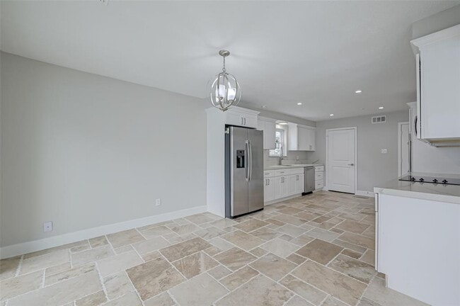 Building Photo - 915 Daria Dr