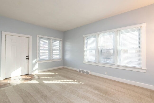 Building Photo - 2615 N Wauwatosa Ave