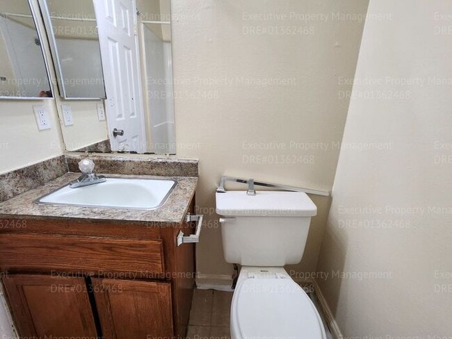 Building Photo - Townhouse unit. 2 bedrooms 1.5 bath call o...