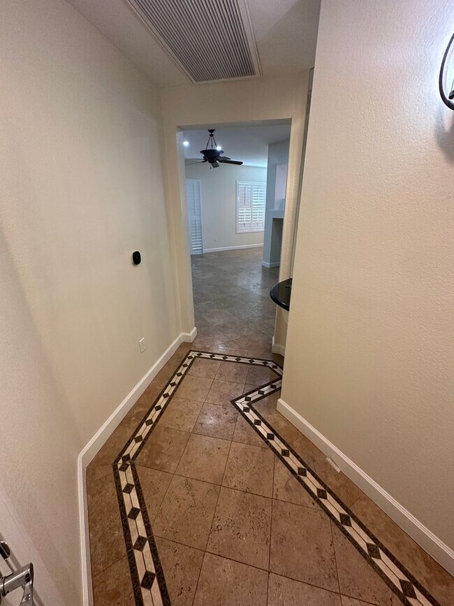 Building Photo - Guard gated Park Ave Condo