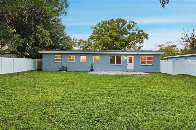 Building Photo - 1826 Pineview Cir