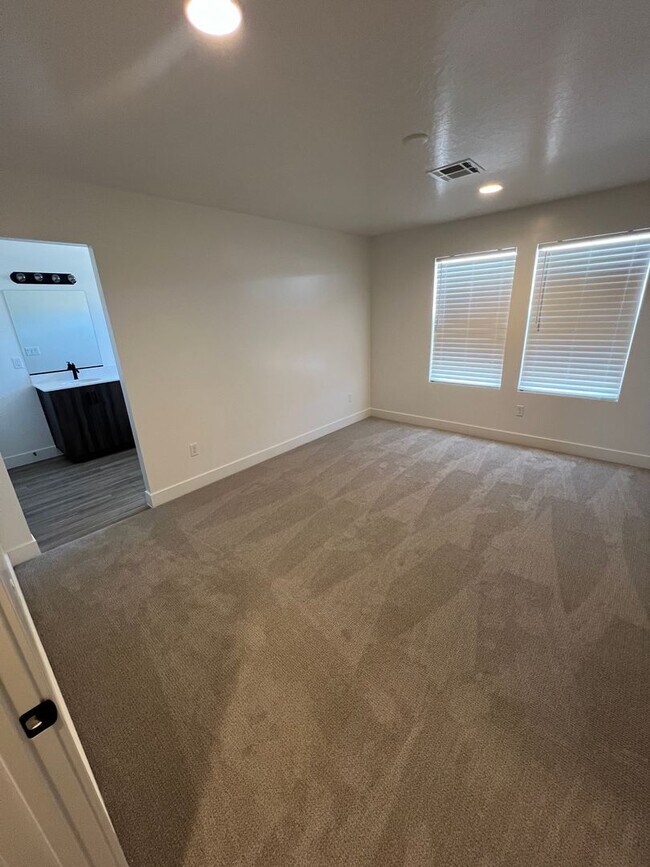 Building Photo - Newer 4 bedroom townhome in South Desert Gardens!