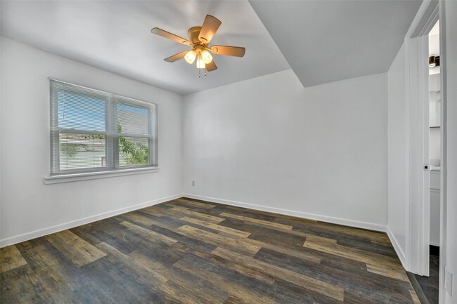 Building Photo - 123 The Strand