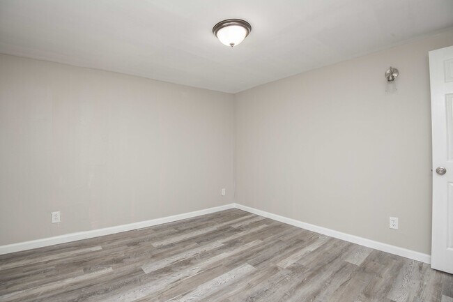 Building Photo - 912 Hotel Ave