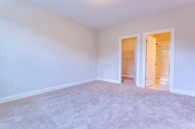 Building Photo - BEAUTIFUL TOWNHOME WITH COMMUNITY POOL- $1000 OFF FIRST MONTH'S RENT WITH FEBRUARY 2026 MOVE-IN