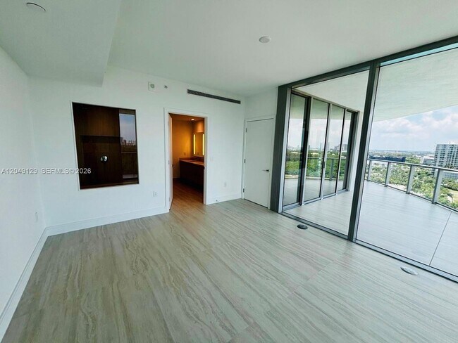 Building Photo - 2411 Laguna Cir