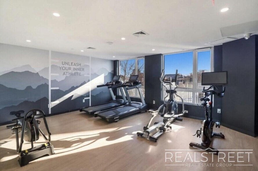 Building Photo - Stunning 2Bed 2Bath Apt with Private Balcony Prime location off the L next to McCarren Park