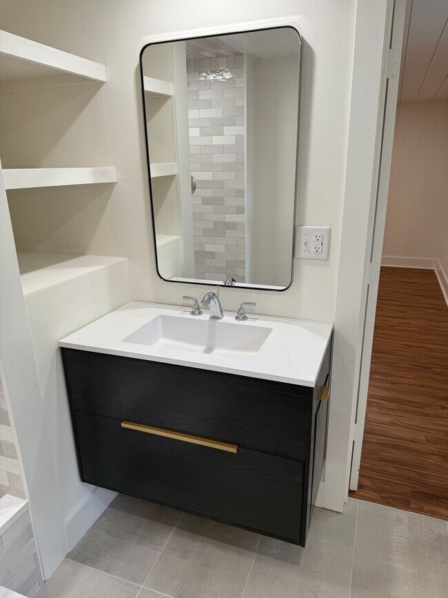 Building Photo - 185 Landor Dr