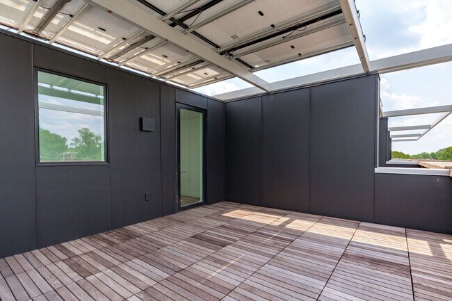 Building Photo - **OFFERING REFUNDABLE APPLICATION FEES** Beautiful 3BD, 3.5BA Downtown Raleigh Townhome with an A...