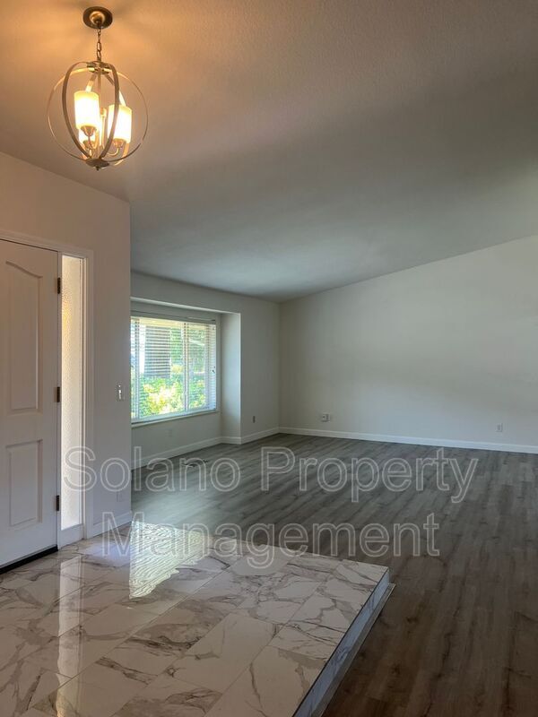 Building Photo - 142 Hillview Dr