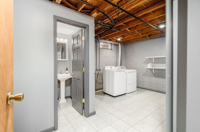 Building Photo - 5841 Elmbridge Ln