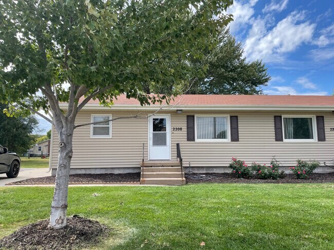 Building Photo - 2208 Chanticleer St