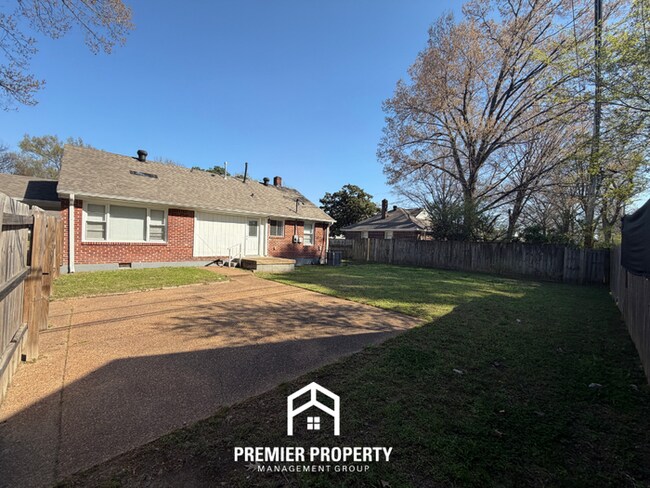 Building Photo - Charming 3BR Home in 38117- Hardwood Floors & Fenced Backyard