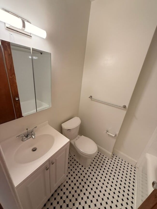 Building Photo - UPDATED 4/BR in Glover Park!