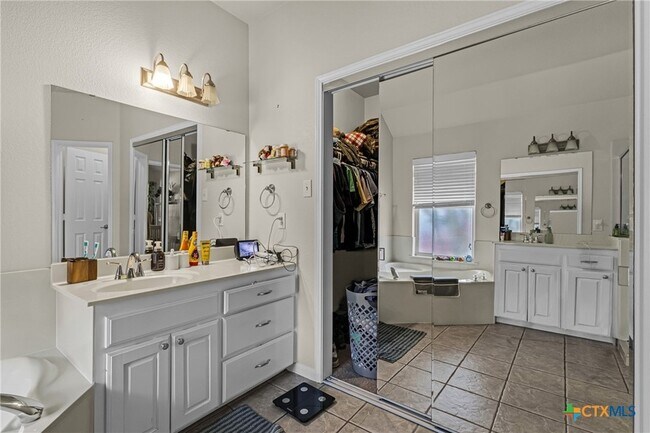 Building Photo - 606 Lantana St