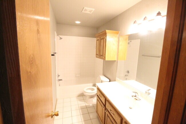 Building Photo - 620 Eastview Dr