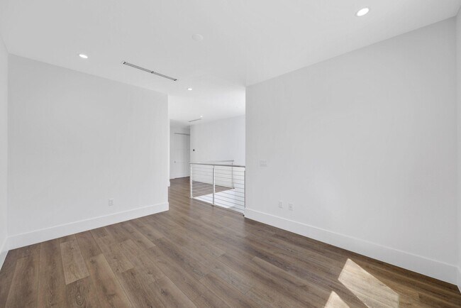 Building Photo - 655 Kingsbridge St