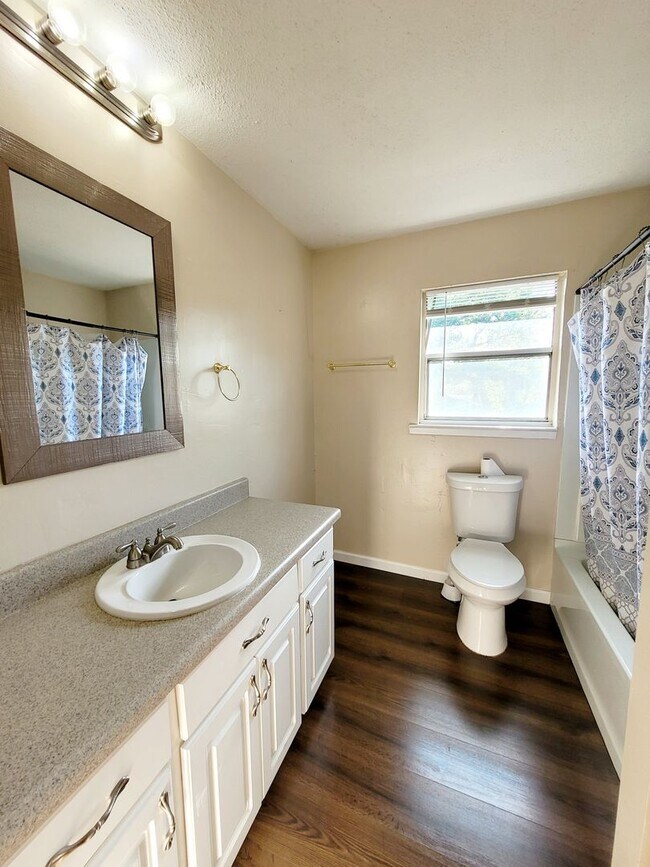 Building Photo - 3 bedroom home with Electric included