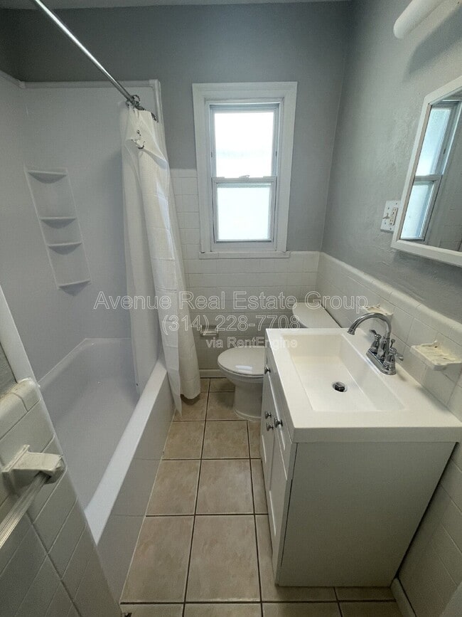 Building Photo - 425 Bismark Ave