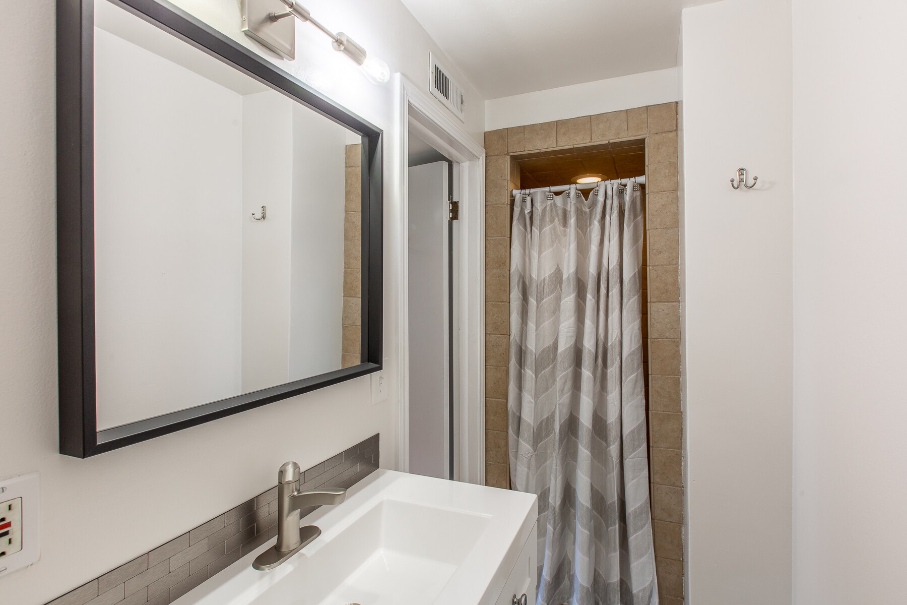 Building Photo - 2401 Birch Ln