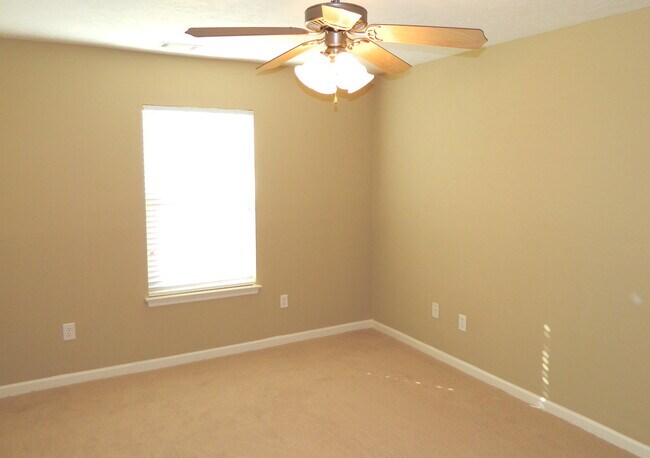 Building Photo - 1087 Waltons Pass