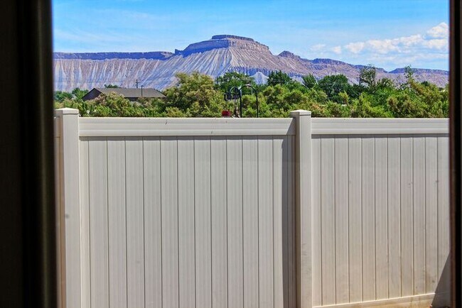 Building Photo - Modern 3 Bedroom 3 Bath Townhome in New Construction Neighborhood