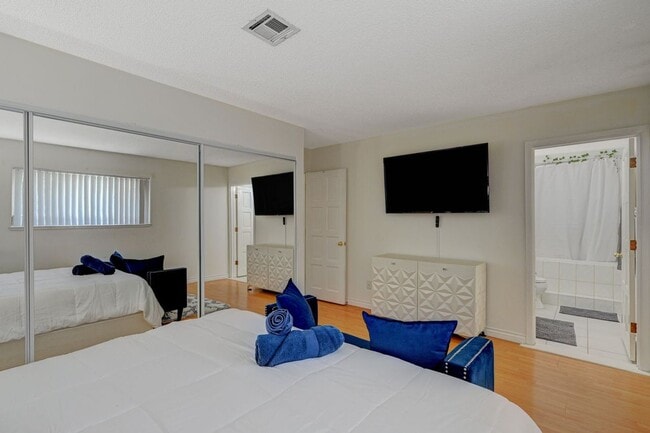 Building Photo - Beautiful single-story custom home featuri...