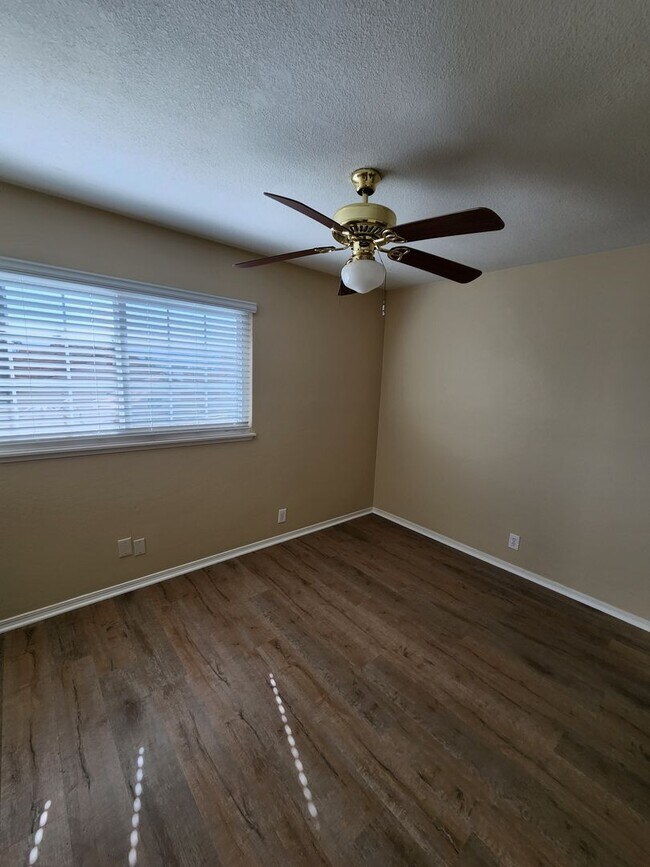 Building Photo - Spacious 3 Bedroom Lakeside Home