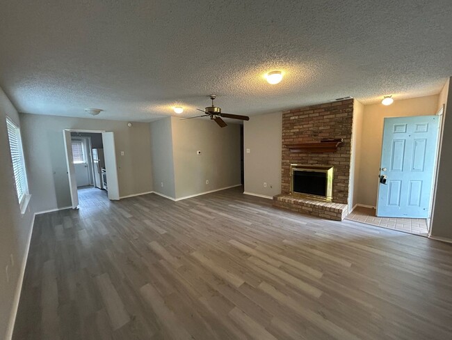 Building Photo - Updated Midway ISD Duplex
